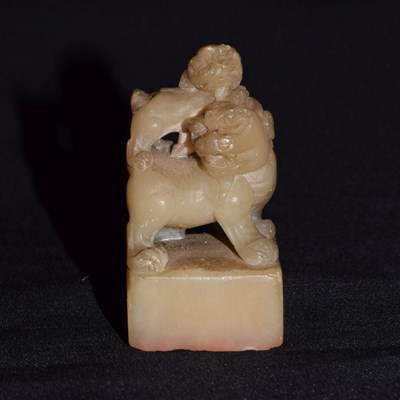 Lot 576 - Chinese carved hardstone desk seal - Dog of Fo and pup