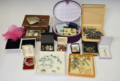 Lot 217 - Costume jewellery