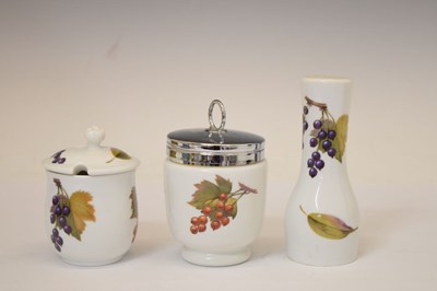 Lot 557 - Worcester 'Evesham' part eight person dinner service