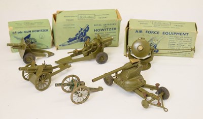 Lot 370 - Britains - Three boxed military items and loose artillery guns