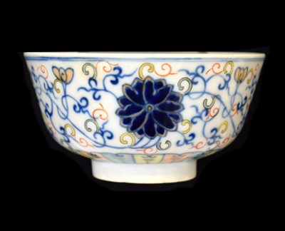 Lot 582 - Chinese porcelain bowl