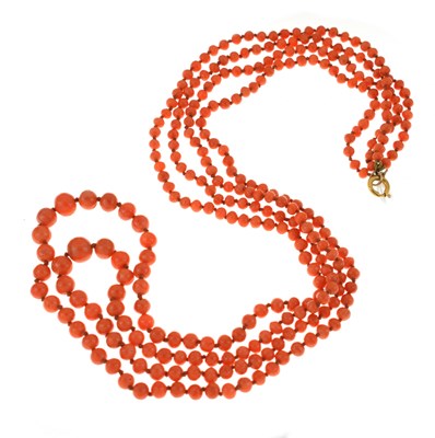 Lot 155 - Coral bead necklace