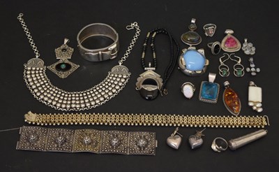 Lot 220 - Assorted silver and white metal jewellery