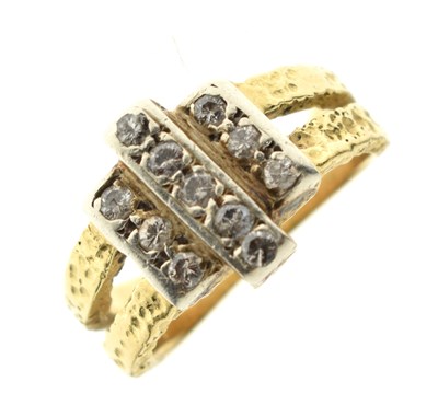 Lot 17 - Modernist diamond ring