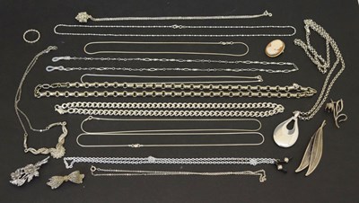 Lot 221 - Assorted silver and white metal jewellery