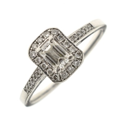 Lot 13 - Platinum diamond ring