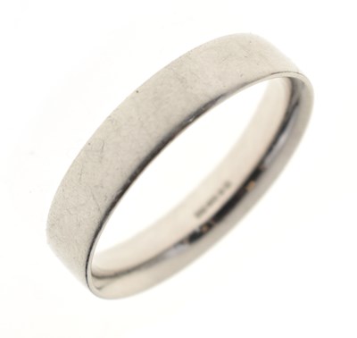 Lot 94 - Palladium wedding band