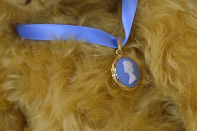 Lot 385 - Steiff - Two limited edition teddy bears - 'Golden Jubilee' and 'The Queen Mother'