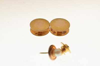Lot 91 - Pair of 15ct gold collar studs, and a '14K' yellow metal tie pin