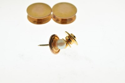 Lot 91 - Pair of 15ct gold collar studs, and a '14K' yellow metal tie pin
