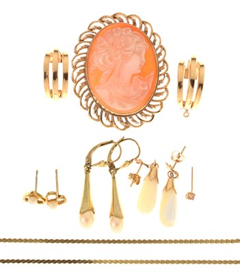 Lot 199 - 9ct gold cameo brooch and sundry gold jewellery