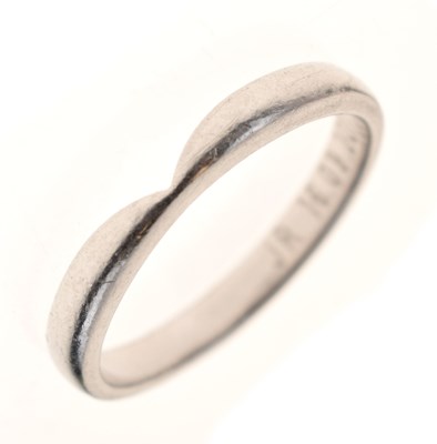 Lot 100 - Platinum wedding band