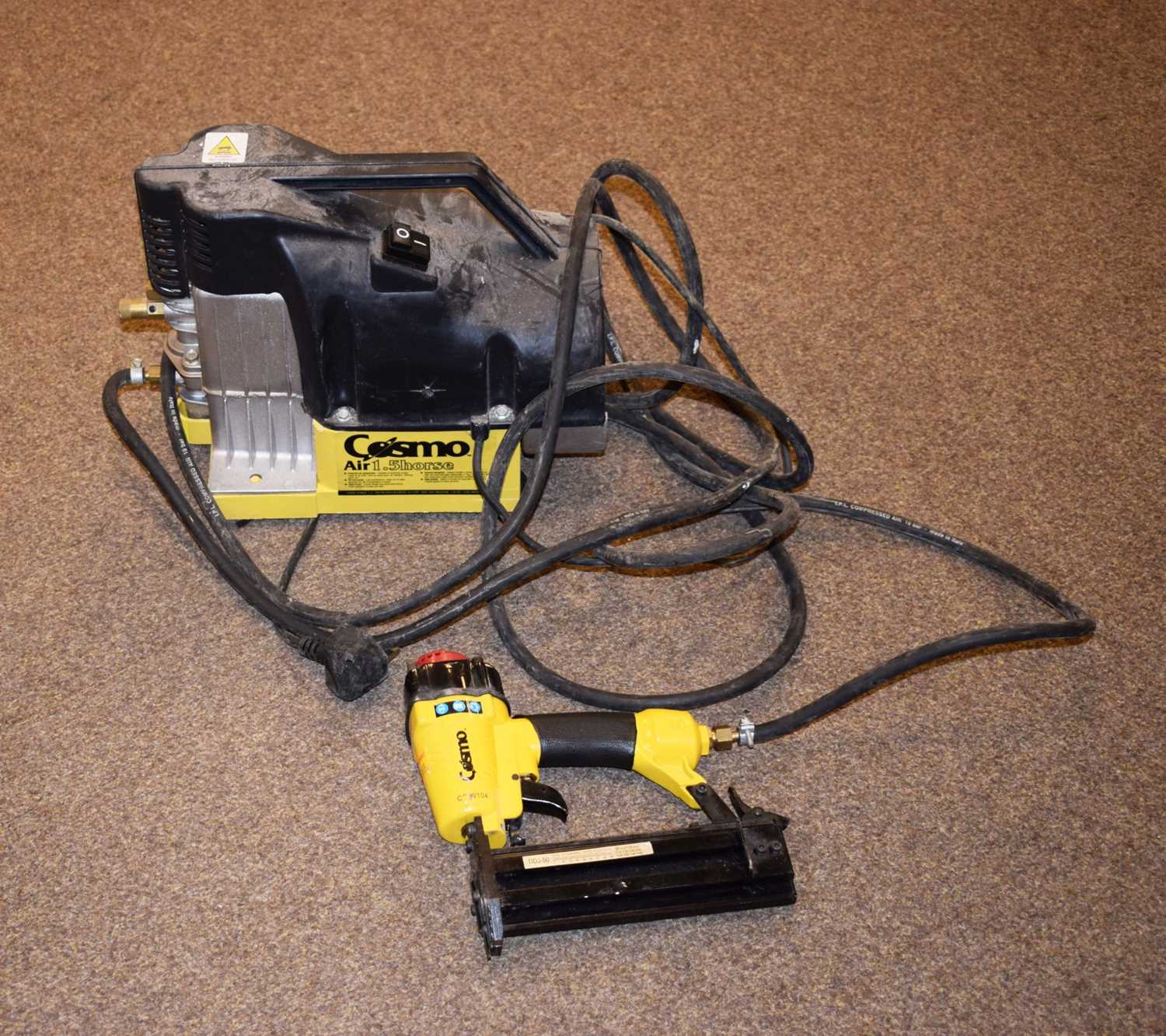 Lot 756 - Cosmo Air 1.5 Horse compressor and Cosmo CPW 104 nail gun