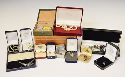 Lot 223 - Quantity of costume jewellery