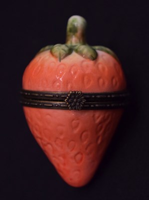 Lot 401 - Novelty snuff or pill box in the form of a strawberry