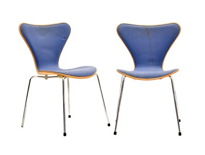 Lot 505 - Pair of Arne Jacobsen upholstered Series 7 chairs