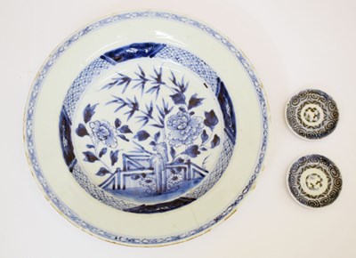 Lot 586 - Chinese blue and white porcelain dish, etc