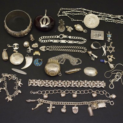 Lot 153 - Quantity of white metal and silver jewellery