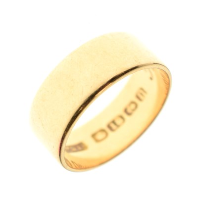 Lot 54 - 18ct gold wedding band