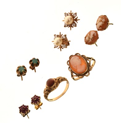 Lot 139 - Small group of jewellery comprising a 9ct gold sunstone cabochon ring