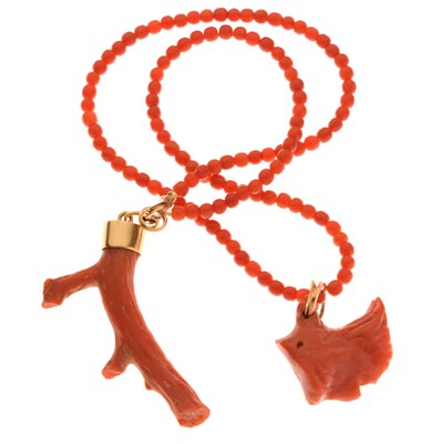 Lot 95 - Coral bead necklace