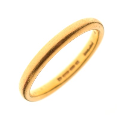 Lot 56 - 22ct gold wedding band