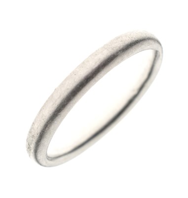 Lot 57 - Platinum wedding band