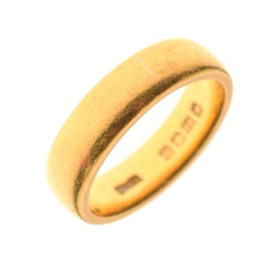 Lot 59 - 22ct gold wedding band