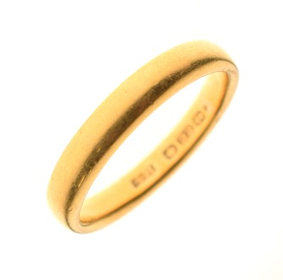 Lot 60 - 22ct gold wedding band