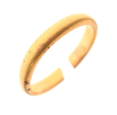 Lot 61 - 22ct gold wedding band (a/f)