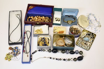 Lot 162 - Box of costume jewellery