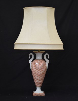 Lot 370 - 20th century Herend-style table lamp