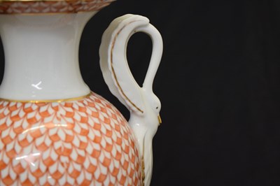 Lot 370 - 20th century Herend-style table lamp