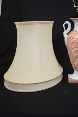 Lot 370 - 20th century Herend-style table lamp