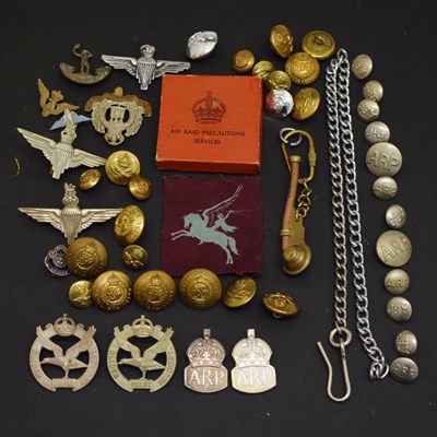 Lot 415 - Quantity of British military badges and buttons