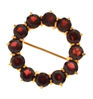 Lot 71 - 9ct gold garnet wreath brooch