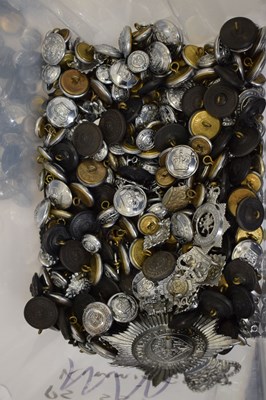 Lot 364 - Large collection of police uniform buttons and cap/helmet badges