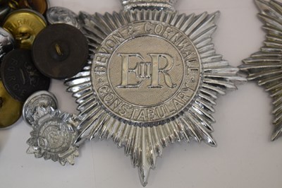 Lot 364 - Large collection of police uniform buttons and cap/helmet badges