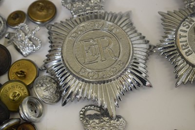 Lot 364 - Large collection of police uniform buttons and cap/helmet badges