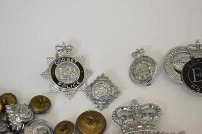 Lot 364 - Large collection of police uniform buttons and cap/helmet badges