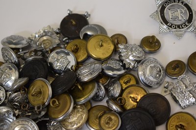 Lot 364 - Large collection of police uniform buttons and cap/helmet badges