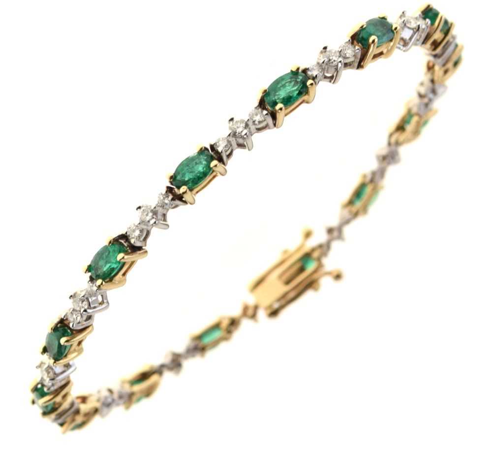 Lot 33 - Emerald and diamond bracelet