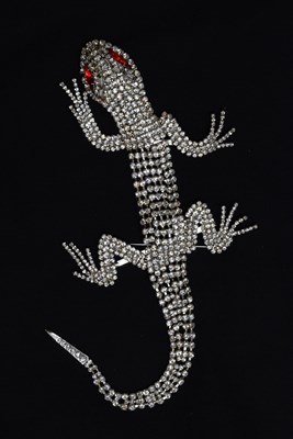 Lot 165 - Butler & Wilson - Large lizard brooch