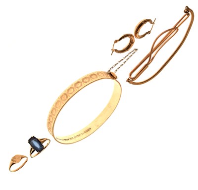 Lot 136 - Small quantity of jewellery including a 9ct gold bangle, unmarked earrings, 9ct bar brooch, etc