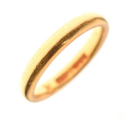 Lot 47 - 22ct gold wedding band