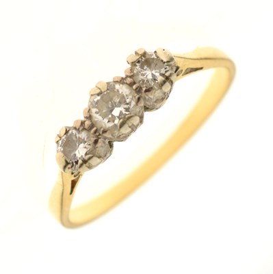 Lot 13 - Three-stone diamond ring