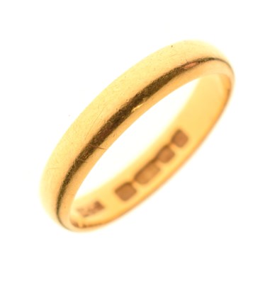 Lot 46 - 22ct gold wedding band