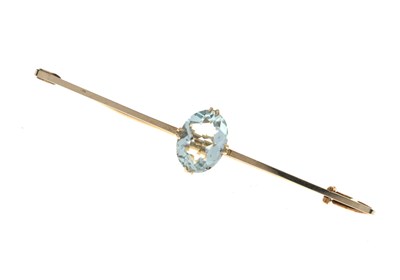 Lot 72 - Edwardian bar brooch set aquamarine-coloured stone