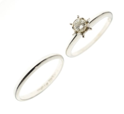 Lot 28 - 14K white gold single stone diamond ring