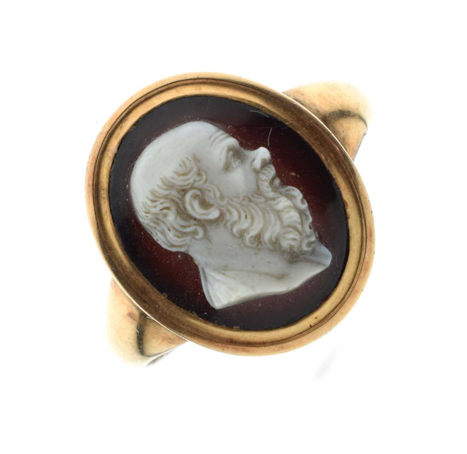 Lot 25 - Early 19th century carved sardonyx cameo ring depicting Socrates